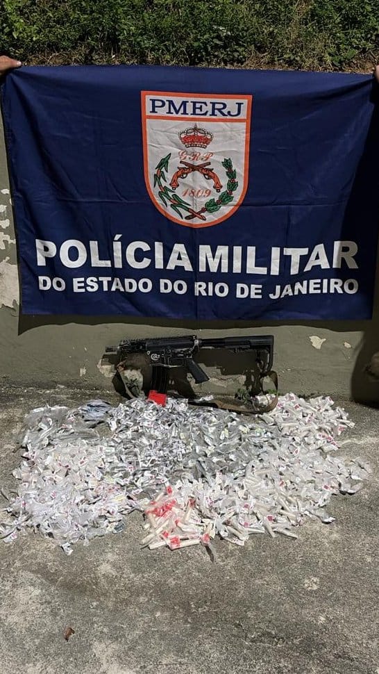 Com informações do Disque Denúncia, militares do 16°BPM apreendem fuzil e drogas no Jardim América
